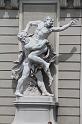 20120531 Wenen (168) De monumentale poort is versierd met expressieve beelden van Hercules.